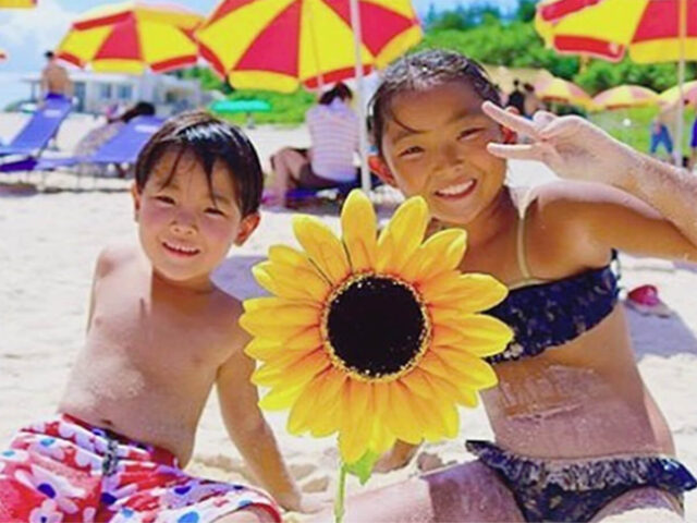水納島のビーチで遊ぶ子供2人