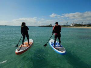 水納島でSUPを楽しむ2人