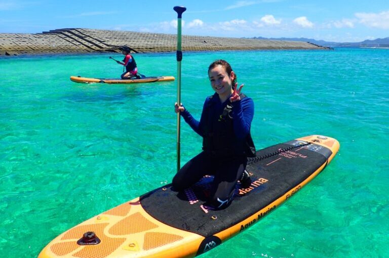 水納島でSUPを楽しむ女性