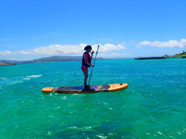 水納島でSUPを楽しむ人