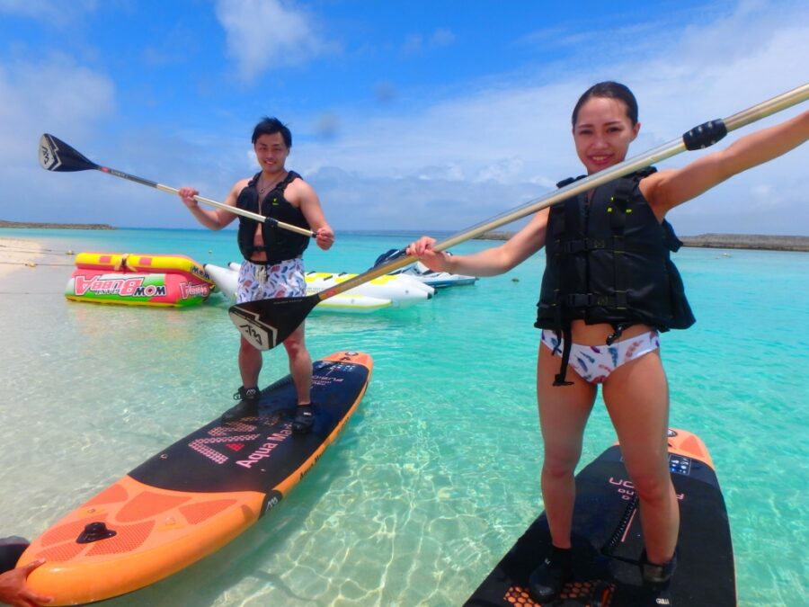 水納島でSUPを楽しむ2人