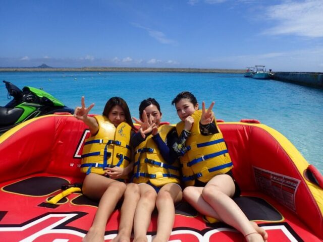 水納島でマリンスポーツを楽しむ女性3人