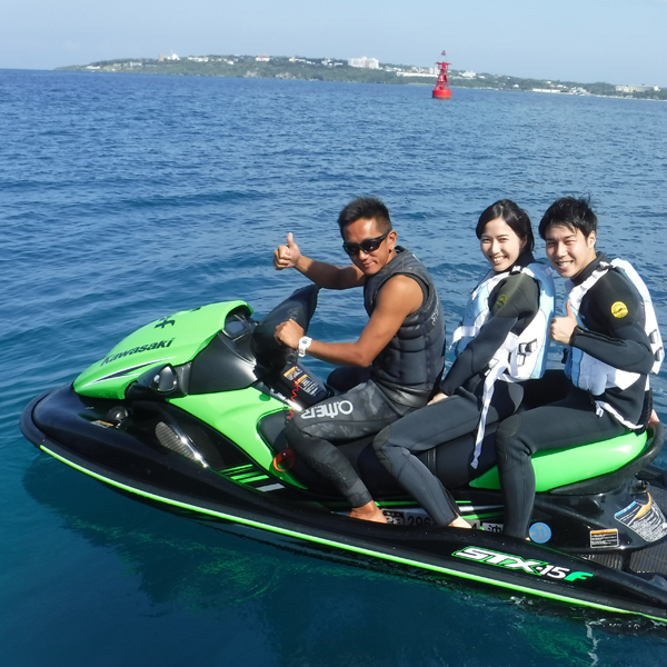 【瀬底島周辺開催】バナナボートでポイントまで移動★シュノーケリング＆ジェットスキー体験《器材レンタル付き・GoPro撮影データ無料》