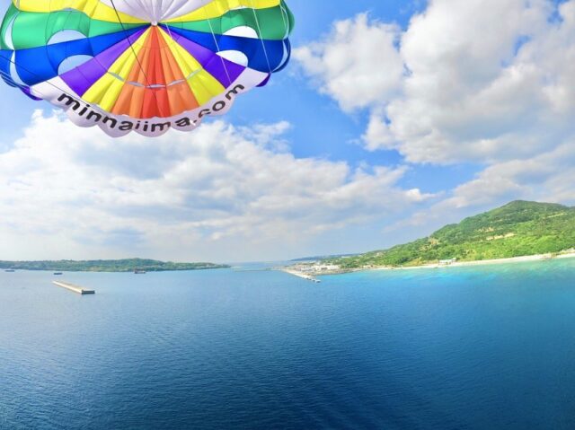 水納島でパラセーリングを楽しもう！感動必至の絶景を楽しめる人気ツアーをご紹介