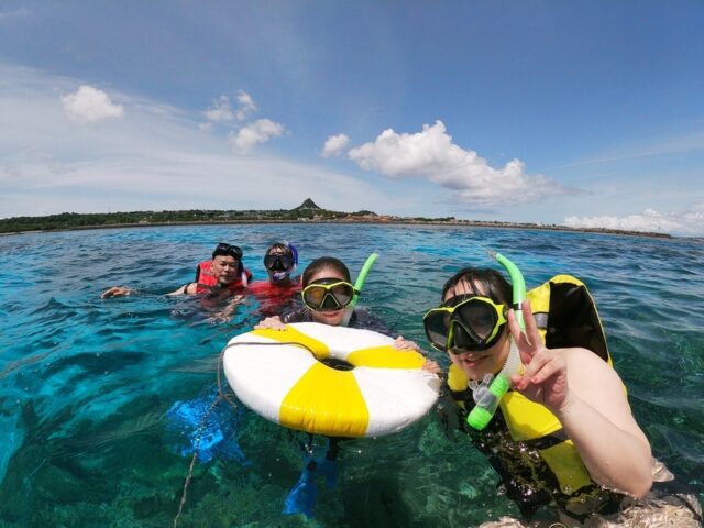 水納島フェリーで行く日帰りツアーで、シュノーケリングを楽しむ観光客の様子。