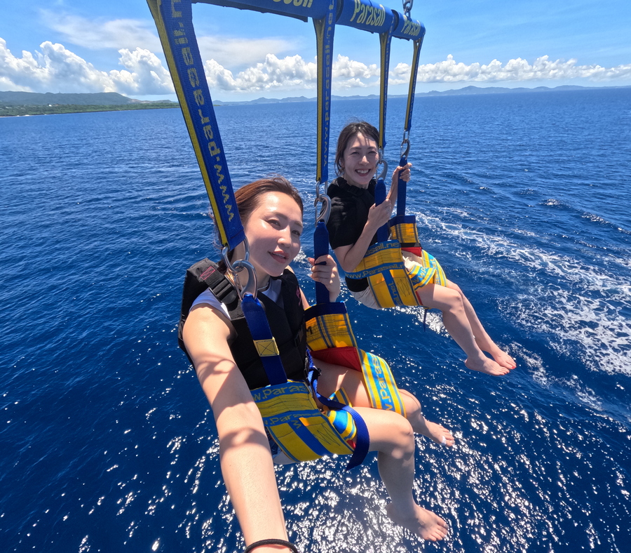 【瀬底島開催/約2時間】11月限定☆事前予約でお得☆ウミガメが棲む瀬底島周辺でパラセーリング！＆バナナボートで行くシュノーケリング《4歳からOK・GoPro撮影データ無料》（No.648）