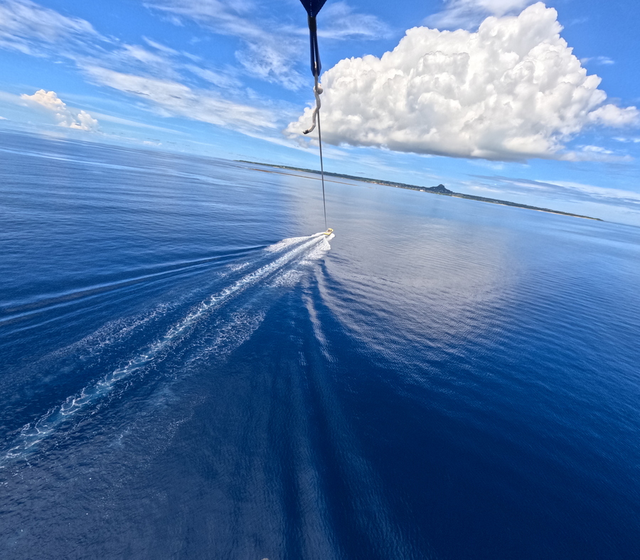 【瀬底島開催/約2時間】11月限定☆事前予約でお得☆ウミガメが棲む瀬底島周辺でパラセーリング！＆バナナボートで行くシュノーケリング《4歳からOK・GoPro撮影データ無料》（No.648）