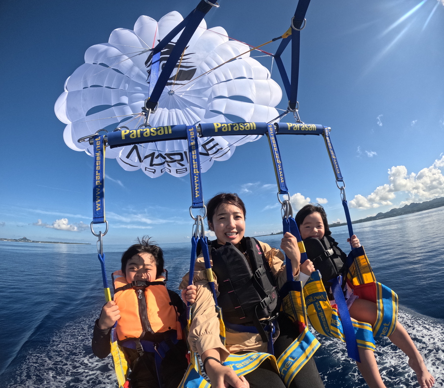 【瀬底島開催/約1時間】11月限定☆事前予約でお得☆新艇就航！空の旅へ♪ウミガメが棲む瀬底島周辺でパラセーリング！《4歳からOK・GoPro撮影データ無料》（No.647）