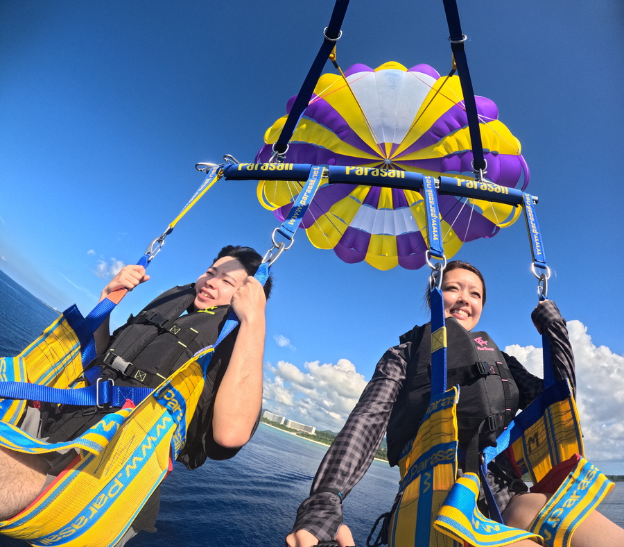 【瀬底島開催/約1時間】11月限定☆事前予約でお得☆新艇就航！空の旅へ♪ウミガメが棲む瀬底島周辺でパラセーリング！《4歳からOK・GoPro撮影データ無料》（No.647）