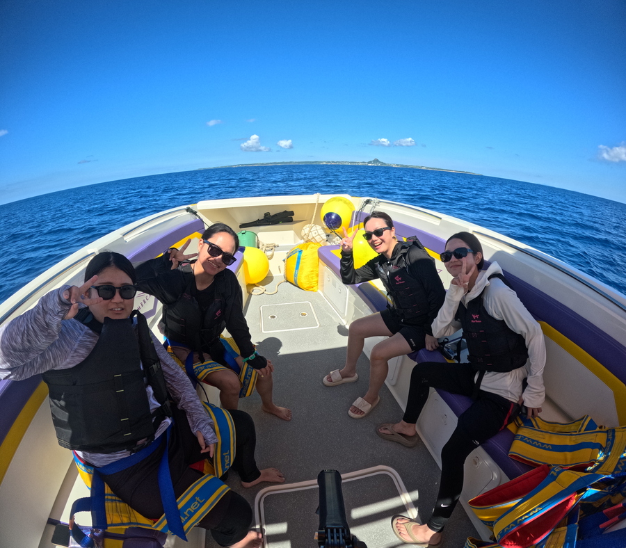 【瀬底島開催/約1時間】11月限定☆事前予約でお得☆新艇就航！空の旅へ♪ウミガメが棲む瀬底島周辺でパラセーリング！《4歳からOK・GoPro撮影データ無料》（No.647）