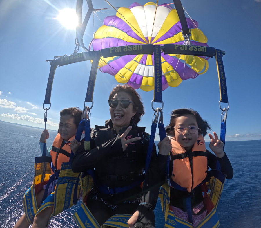 【瀬底島開催/約1時間】11月限定☆事前予約でお得☆新艇就航！空の旅へ♪ウミガメが棲む瀬底島周辺でパラセーリング！《4歳からOK・GoPro撮影データ無料》（No.647）