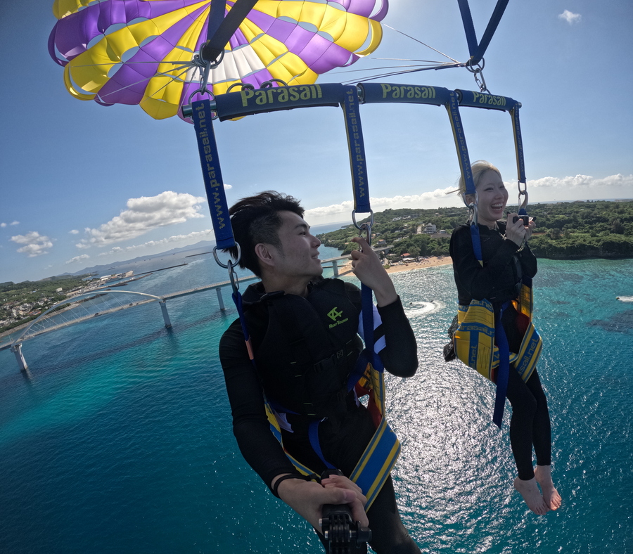 【瀬底島開催/約1時間】11月限定☆事前予約でお得☆新艇就航！空の旅へ♪ウミガメが棲む瀬底島周辺でパラセーリング！《4歳からOK・GoPro撮影データ無料》（No.647）