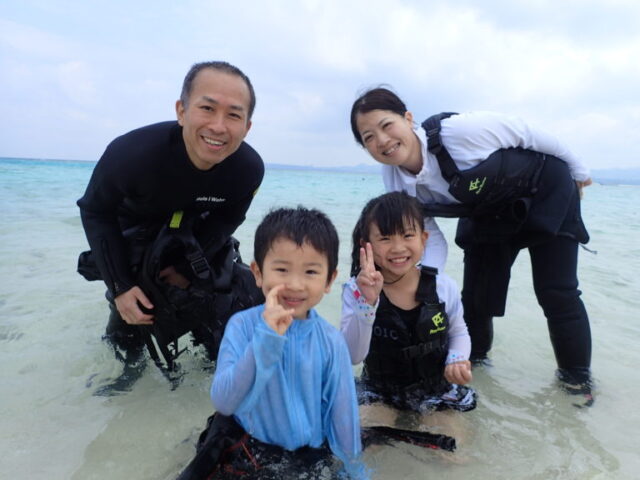 水納島上陸、ビーチ、子供