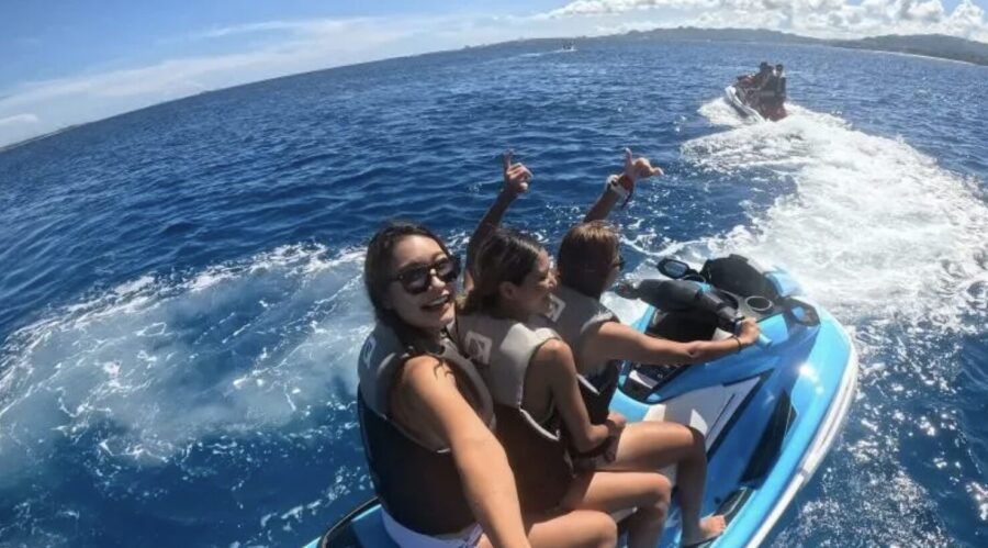 水納島の海をジェットスキーで駆ける