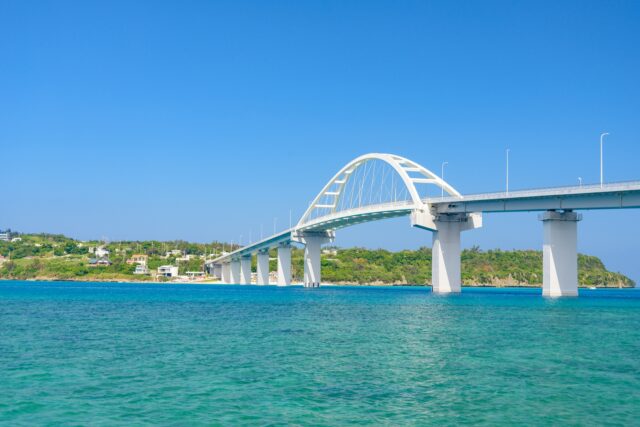 瀬底島を一周！ドライブで楽しむ絶景スポット5選とビーチ・カフェ巡り