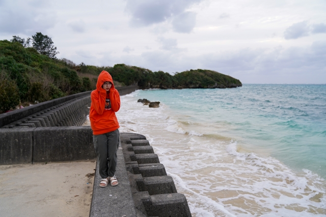 台風　女性　海