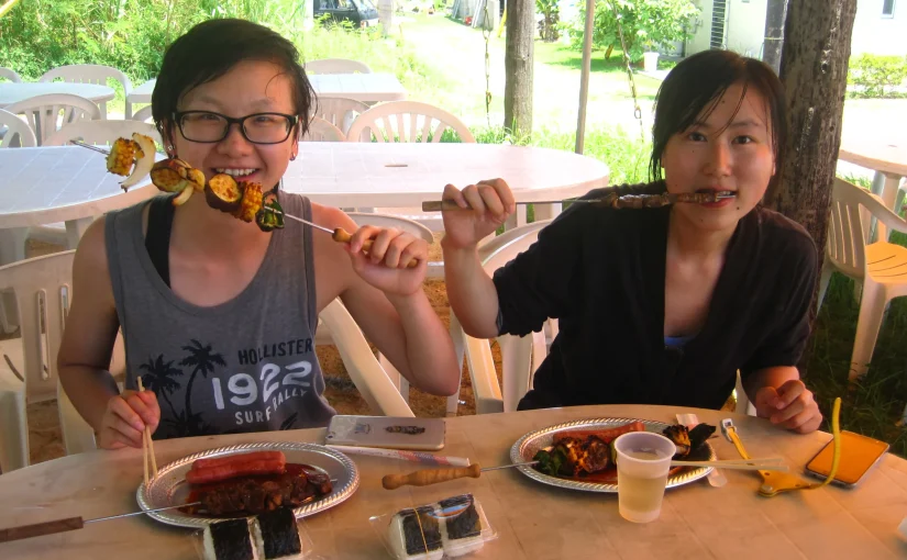 水納島でバーベキューを楽しむ女性