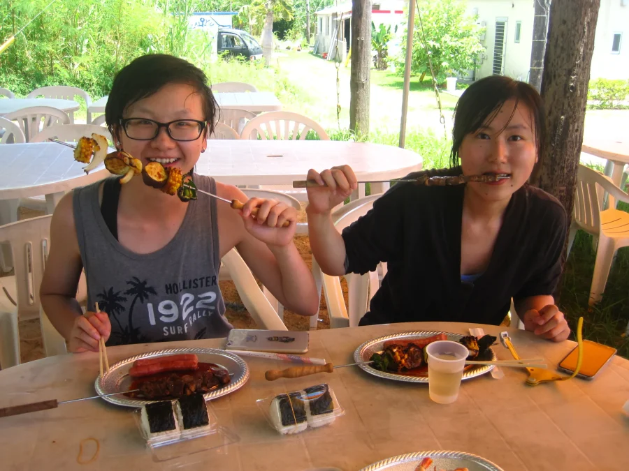 水納島でバーベキューを楽しむ女性