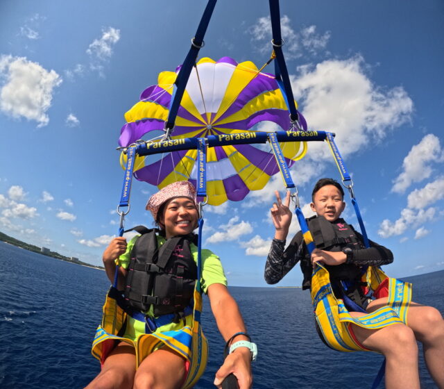 パラセーリングで海の上を飛び上がる瞬間の笑顔