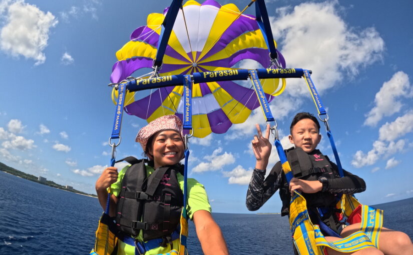 パラセーリングで海の上を飛び上がる瞬間の笑顔