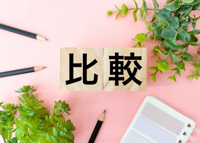 水納島マリンスポーツのプラン比較。ピンクの背景に「比較」と書かれた木製ブロック