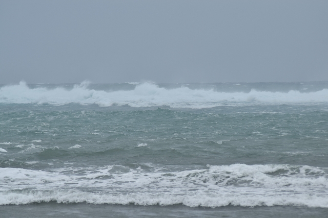 水納島マリンスポーツの中止判断基準。荒れた天候で白波が立つグレーの海面
