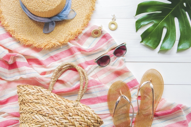 水納島マリンスポーツの必需品。麦わら帽子、サングラス、サンダルなどのビーチアイテム