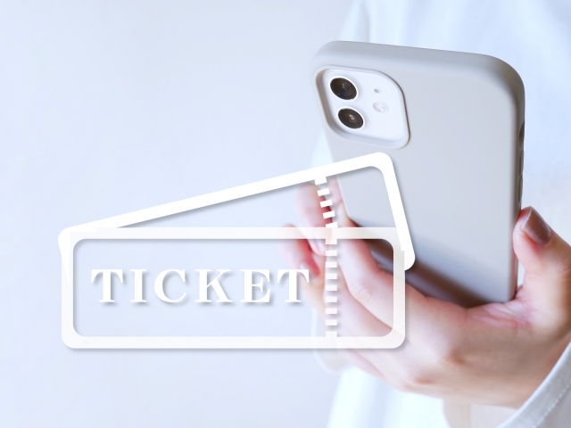 水納島マリンスポーツの予約確認。スマホ画面に重なるデジタルチケットのアイコン