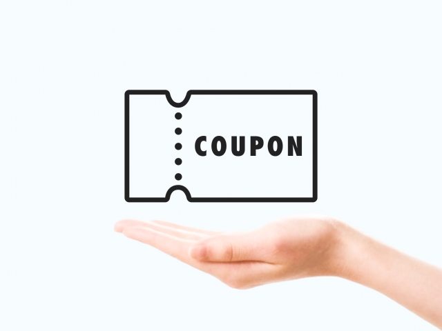 水納島マリンスポーツの割引クーポン。手のひらの上に浮かぶクーポン券のアイコン