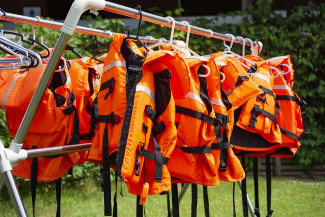 干されているライフジャケット